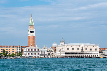 Blick auf San Marco und den Palazzo Ducale in Venedig, vom Meer aus gesehen
