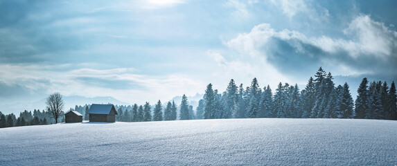 Verschneite Winterlandschaft mit Einsamer Holzhütte