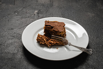 porción de torta postre chocolate chocotorta comida típica y tradicional argentina, dulce de leche crema batida chantilly tenedor primer plano macro