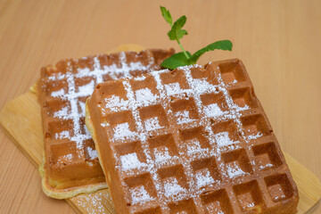 domowe gofry z miętą i cukrem pudrem