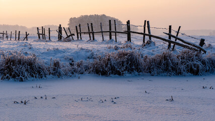  Mroźna i śnieżna zima w dolinie Narwi, Podlasie, Polska © podlaski49