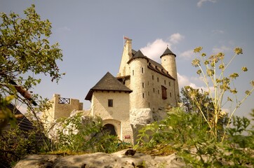 Zamek Bobolice na Szlaku Orlich Gniazd, na Jurze Krakowsko-Częstochowskiej.  - obrazy, fototapety, plakaty