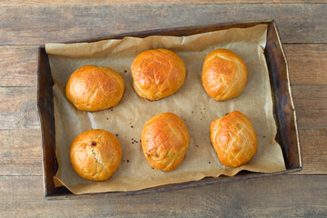 Melasse- Brötchen auf dem Blech