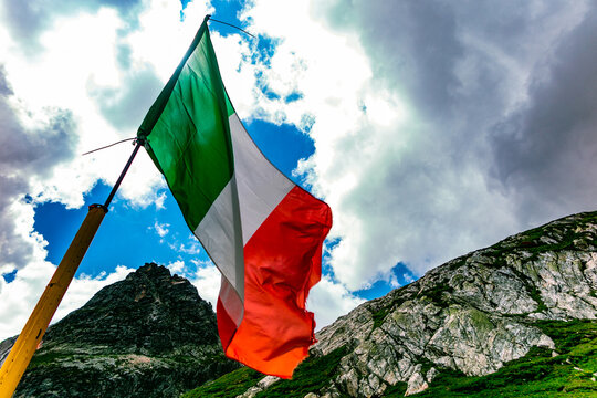 Bandiera Italia Pennellata Tipografia Etichetta Logo Iscrizione Su Fondo  Bianco Fotografia Stock - Immagine di fabbricato, vernice: 217273152