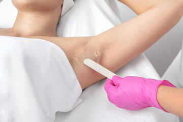 Obraz na płótnie Canvas Elos hair removal procedure on a woman's body. Beautician makes laser hair removal in a beauty salon. Hardware ipl cosmetology