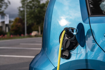 Das Ladekabel steckt in der Steckdose des Elektroautos