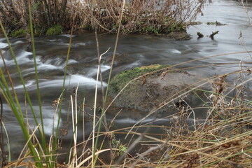 kleine stromschnellen in einem kleinen fluss im oberfranken