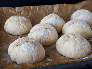 Frische Brötchen kurz vor dem Backen