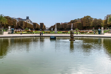 Fototapeta na wymiar The lake in the Gardens of Luxembourg in Paris