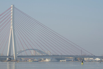Most wantowy na zamarzniętej Martwej Wiśle w Gdańsku