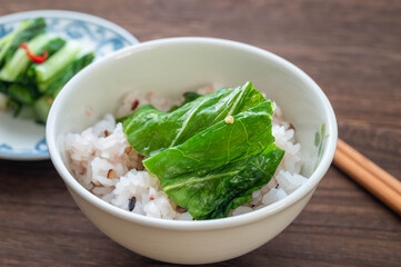 ご飯を巻いて食べる野沢菜漬けの葉