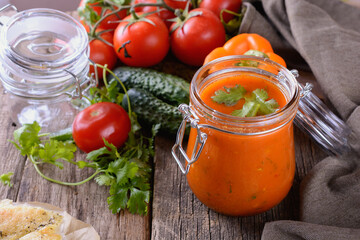 Сanning tomato juice and vegetables at home
