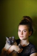 Obraz premium RITRATTO DI GIOVANE RAGAZZA CON GATTO
