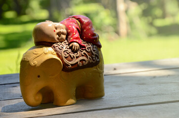 budista en su elefante, buda de la suerte símbolo de la suerte y espiritualidad oriental. paz y...