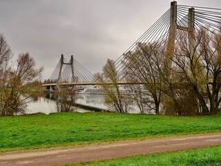Fototapeta premium Pont suspendu au-dessus d'une rivière.