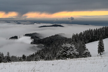 Sonnenuntergang über dem Rheintal im Winter