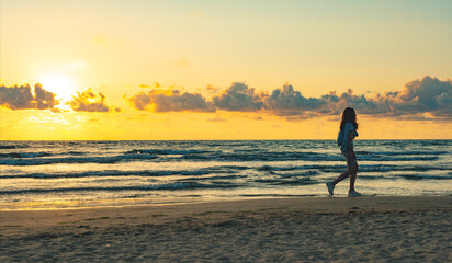 Fototapeta premium lone girl on sunset beach