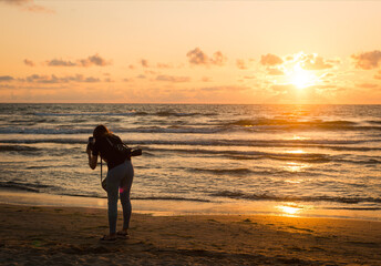 outdoor photographer use the lightmeter