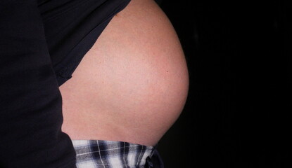 Donna incinta che aspetta il suo bambino con tanto amore