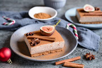 No bake gingerbread cheesecake bars topped with cinnamon and ripe figs