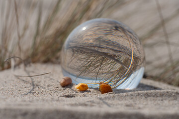 Glaskugel und Bersteine in Dünen, Nordsee, Ostsee 