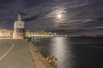Luna en paseo maritimo 