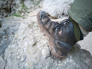 botas en el monte con arena