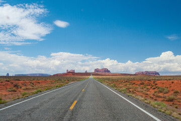 Fototapeta na wymiar Desolate Highway in Monument Valley