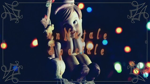Un Natale Speciale vintage, con bambolina e sfondo di luci a intermittenza colorate.