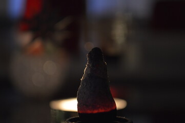 glimmende räucherkerze, weihnachtsdurft, 