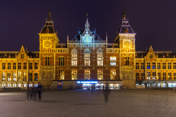 Fototapeta na wymiar Central station of amsterdam at night with blured moving people