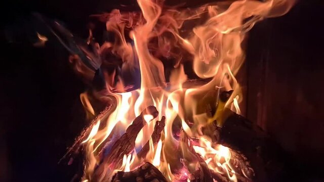animaci&oacute;n en c&aacute;mara lenta de hoguera en chimenea
