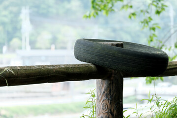 手すりの上に置かれたタイヤ