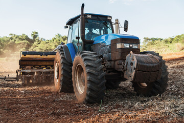 Farmer drives a tractor on a sunny summer day © Nexa