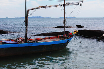 Obraz premium A fishing boat moored in the bay