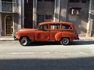 Obraz na płótnie Canvas Restored antique car - Old Havana, Cuba