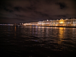 Russland Sankt Petersburg St. Petersburg Sehenswürdigkeiten bei Nacht mit Lichtern Beleuchtungen auf dem Wasser des Flusses Newa
