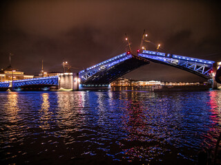 Russland Sankt Petersburg St. Petersburg Brücken Zugbrücke Hängebrücke Klappbrücke fotografiert mit bunten Lichtern  auf dem Wasser des Flusses Newa - obrazy, fototapety, plakaty