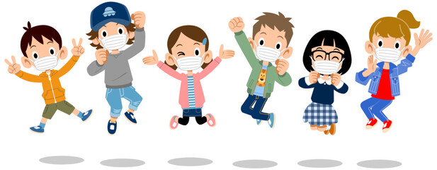 マスクをつけてジャンプする子どもたち
