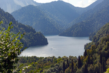 Obraz premium Beautiful mountain chilled among the mountains, in the foreground are trees