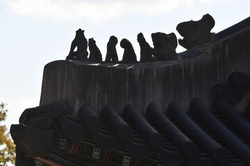 The shamanistic figure of a goblin, dragon, pig, monkey, etc. installed on the roof to prevent...