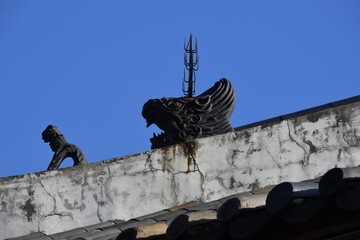 The shamanistic figure of a goblin, dragon, pig, monkey, etc. installed on the roof to prevent...