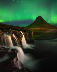 Photo sur Plexiglas Kirkjufell Beautiful aurora dancing over Kirkjufell mountain in Iceland, image noise due high ISO