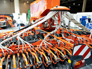 Pneumatic seeder for agricultural machinery