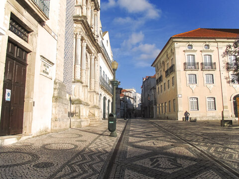 Imagen de la bella Rua de Coimbra en Aveiro (Portugal) en donde se encuentra la Igreja Da Misericórdia a la izquierda. Esta vía conduce al Canal Central de Aveiro.