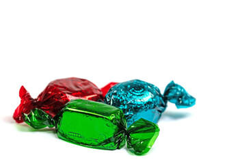 Bonbons in bunter Folie verpackt vor weißem Hintergrund