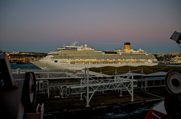 Riesiges Kreuzfahrtschiff Costa Magica im Hafen von Marseille, Provence, Frankreich - Modern...