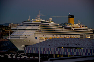 Riesiges Kreuzfahrtschiff Costa Magica im Hafen von Marseille, Provence, Frankreich - Modern...