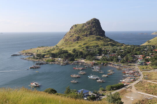 Fischerboote suchen Schutz vor dem Sturm in der Bucht von Sisiman &ndash; Mariveles, Provinz Bataan, Philippinen