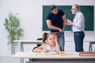 Obraz premium Young parent, old male teacher and little girl in the classroom